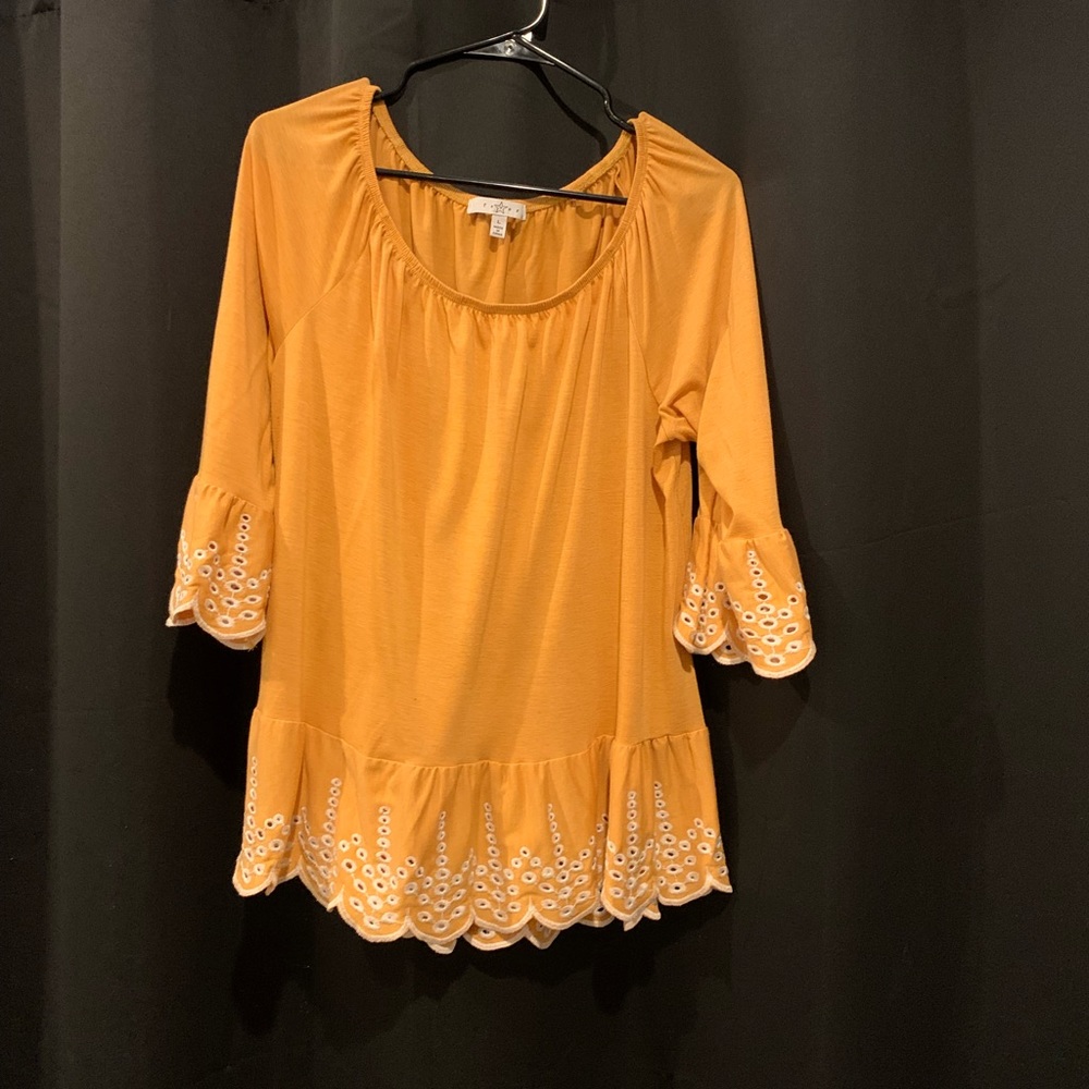 Yellow 3/4 sleeve flowy shirt.